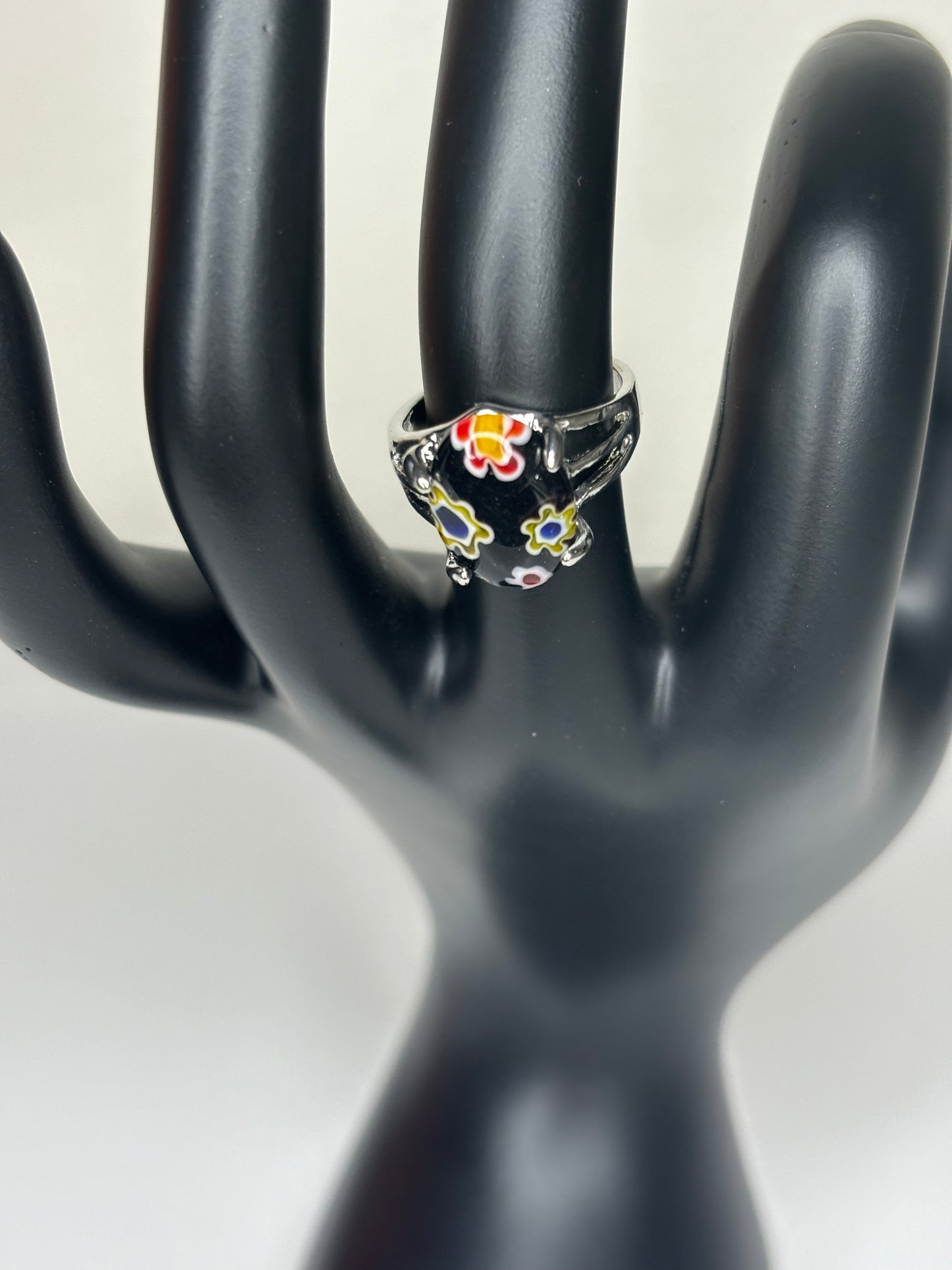 B025 Black Glass Fashion Ring Sz 5.5