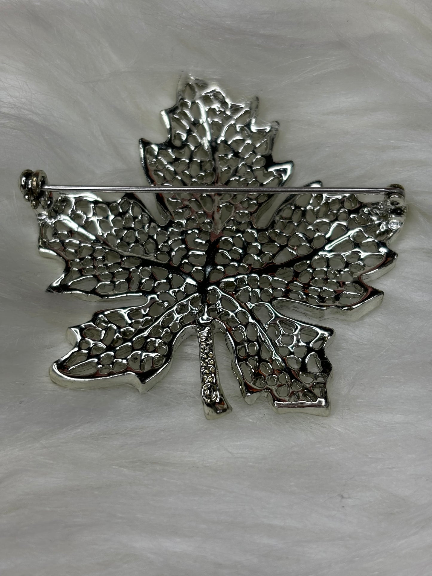 A257 Sarah Coventry Silver Tone Maple Leaf Brooch