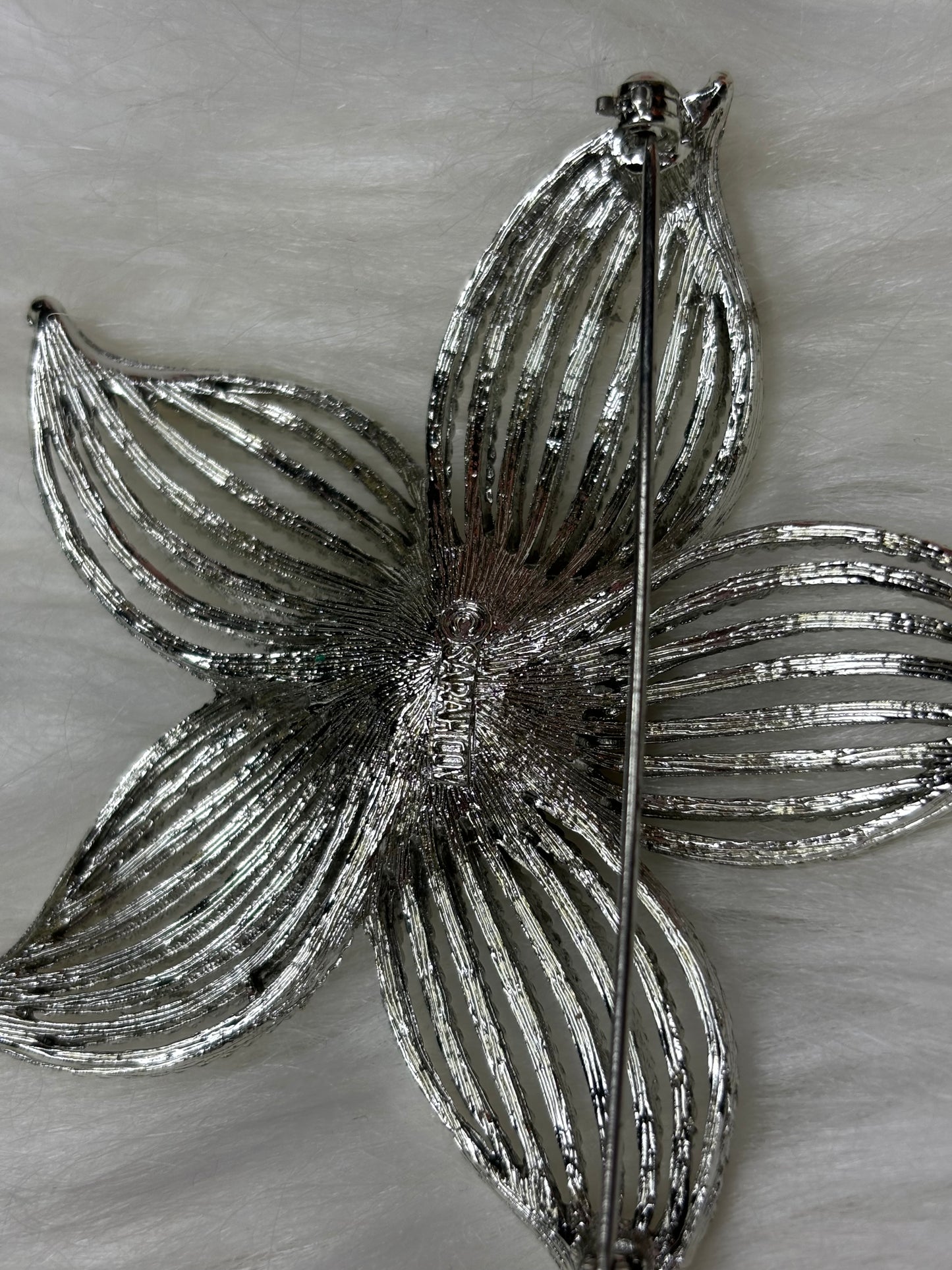 A259 Vintage Sarah Coventry Flower Brooch Faux Pearl Silver Tone