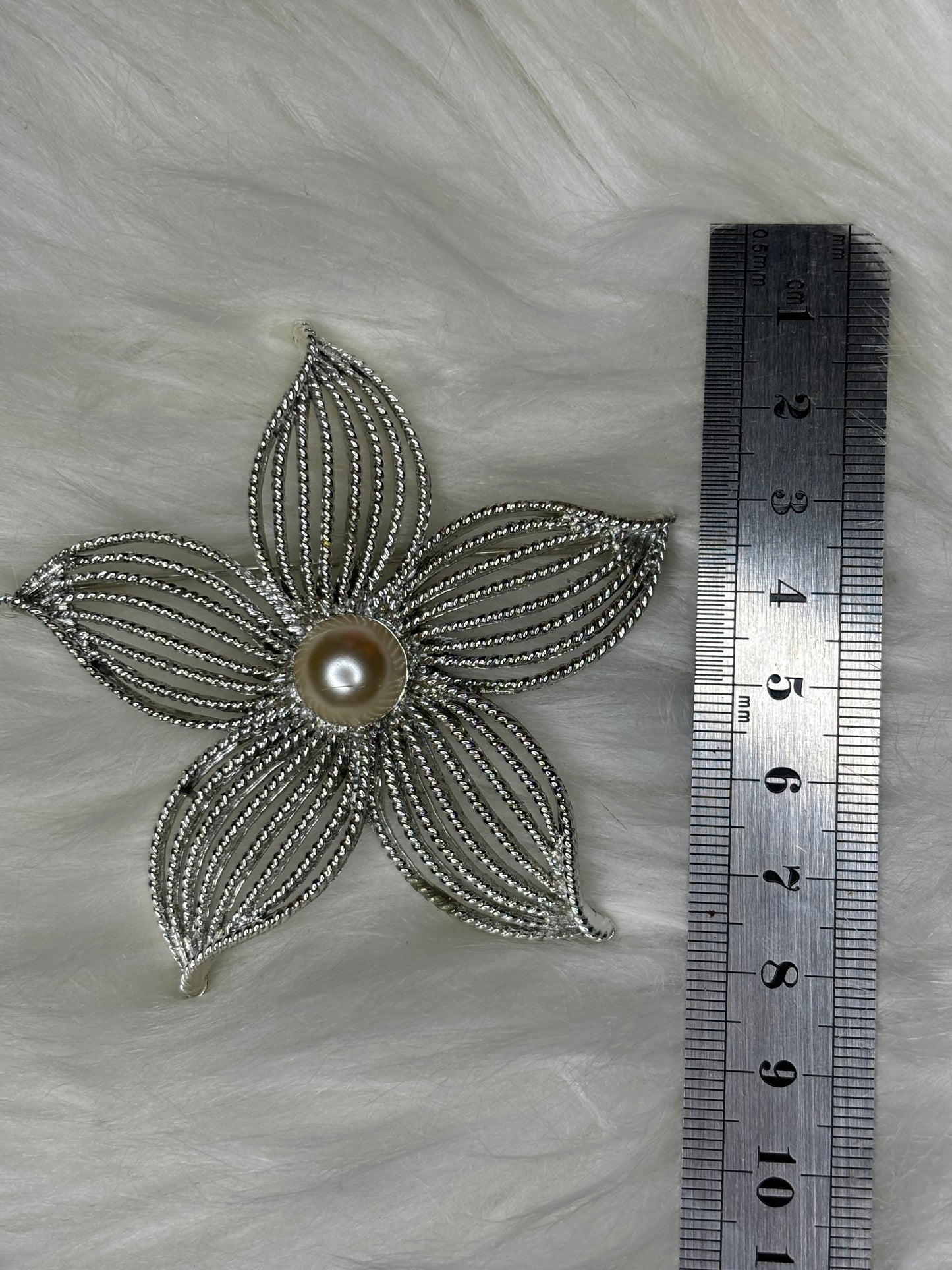 A259 Vintage Sarah Coventry Flower Brooch Faux Pearl Silver Tone