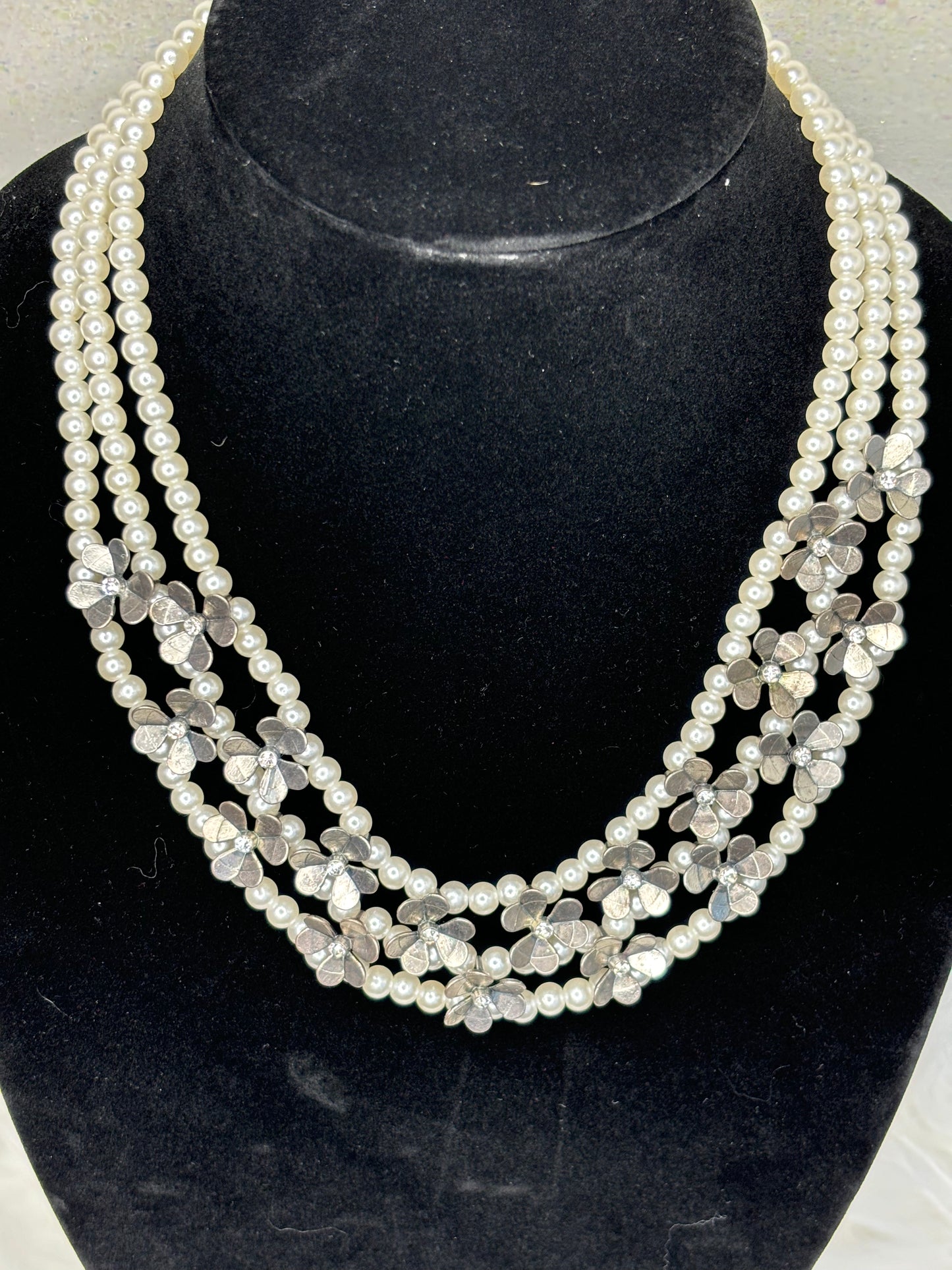 #0014 Beautiful Vintage Pearl Necklace with Metal Flower Details