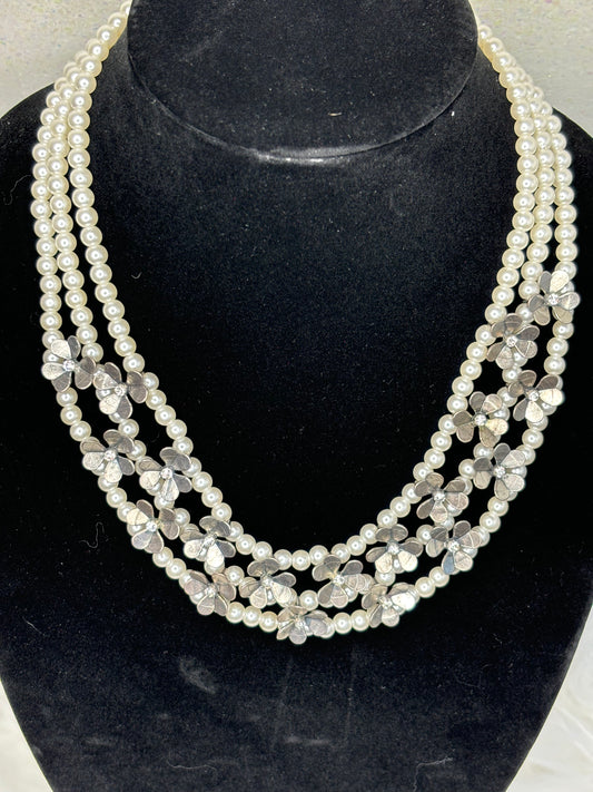 #0014 Beautiful Vintage Pearl Necklace with Metal Flower Details