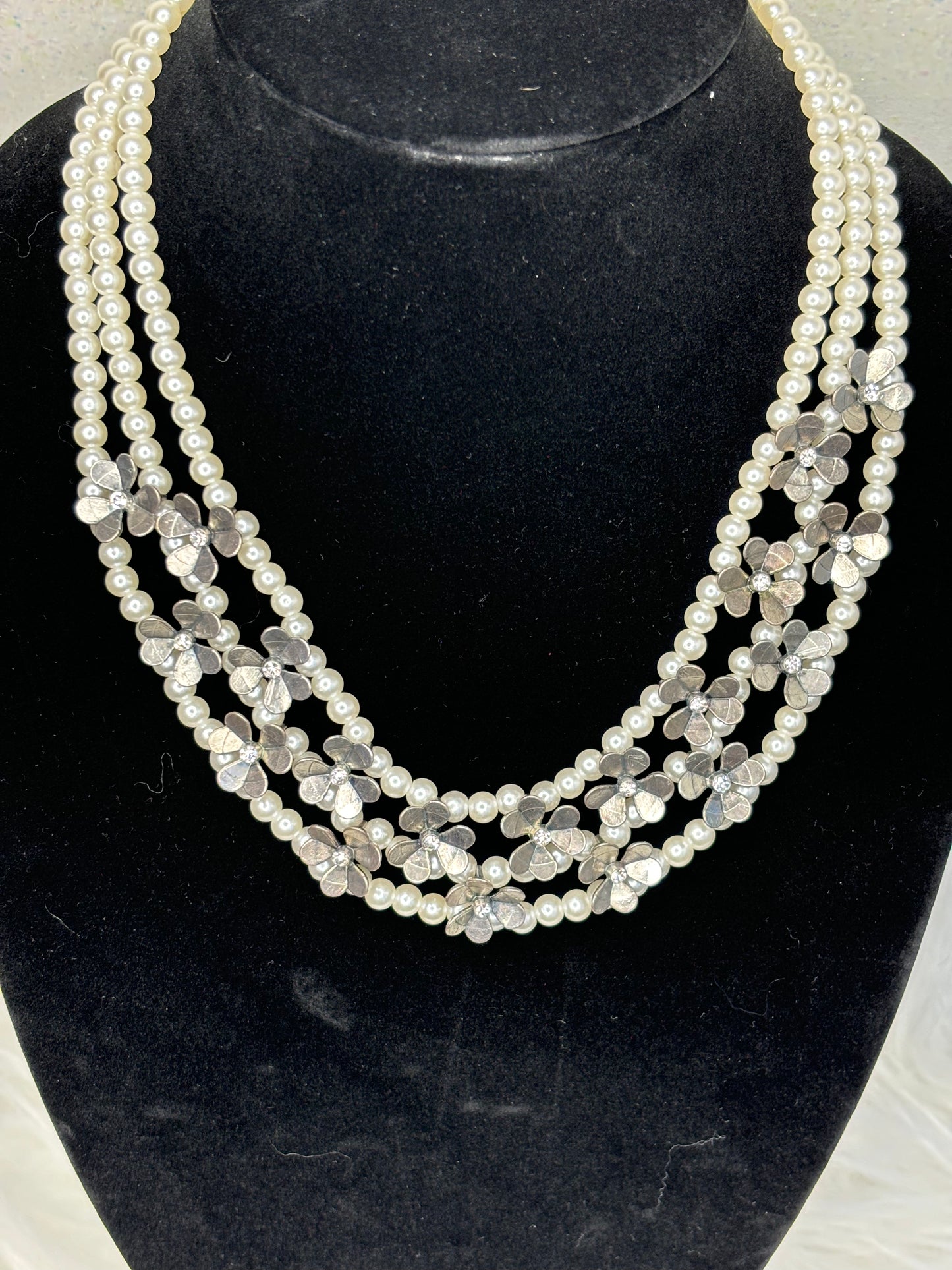 #0014 Beautiful Vintage Pearl Necklace with Metal Flower Details