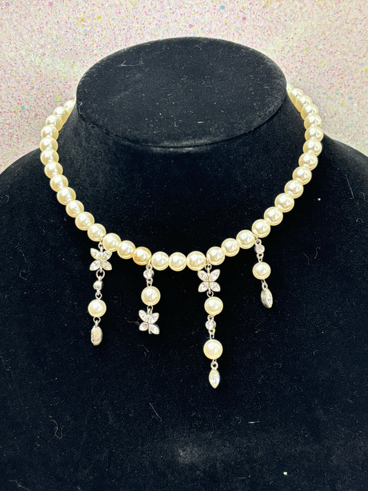 #0109 Vintage Faux Pearl Necklace